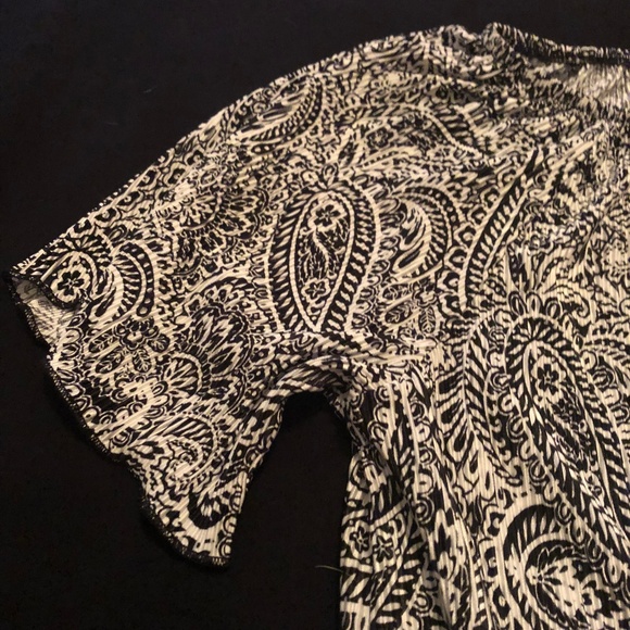 Dark navy blue and white paisley ruffle edge top - Picture 4 of 7